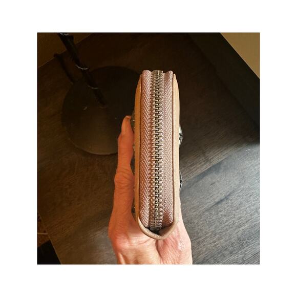 JIMMY CHOO BEIGE LEATHER AND SILVER STARS ZIP AROUND WALLET - Picture 7 of 11